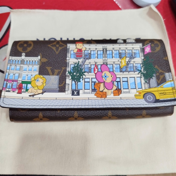 Ví LV hoa nâu in hình lòng vàng (LU)+