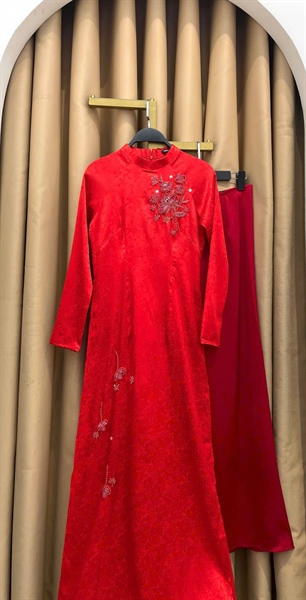 Áo dài truyền thống thêu hoa cườm đỏ