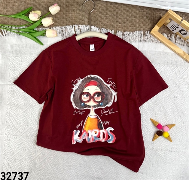 32737- Áo thun cô gái đeo kính đỏ