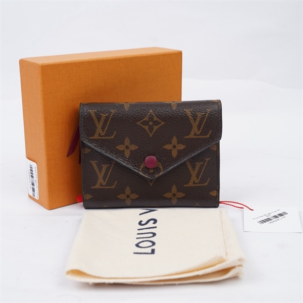 Ví LV hoa nâu gập 3 nút đỏ KG+