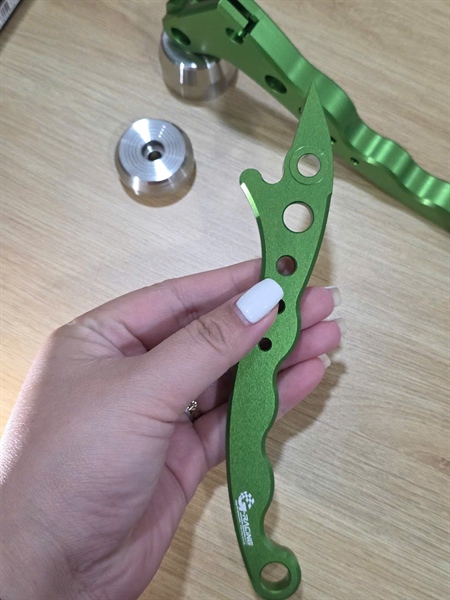 Tay Thắng nhôm CNC nguyên khối Màu Xanh Lá