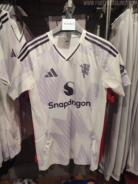 CLB Manchester United trắng sân khách 2026