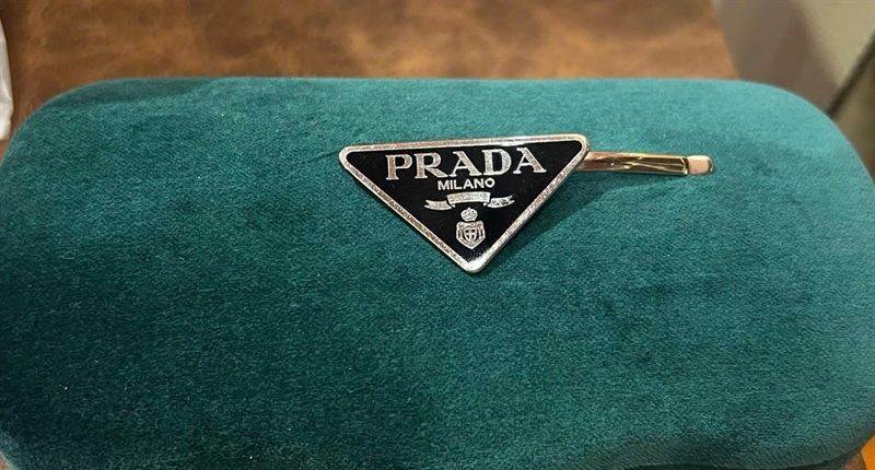 Kẹp tóc Prada đen +