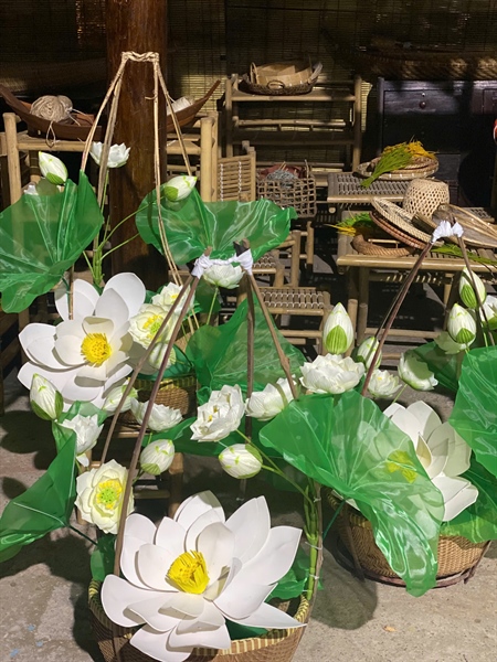 Cho thuê quang gánh trang trí hoa sen và lá sen
