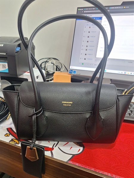 Túi Ferrgamo đen (AU-21-8953) sz26 (TL) KG+