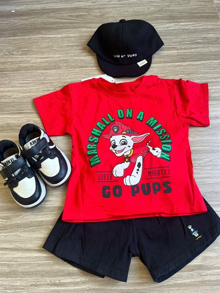 Set áo thun họa tiết, quần jeans mềm