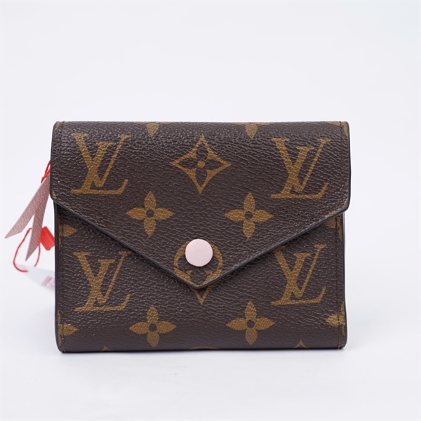 Ví LV hoa nâu gập 3 nút hồng (LT) KG+