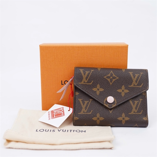 Ví LV hoa nâu gập 3 nút hồng (LT) KG+