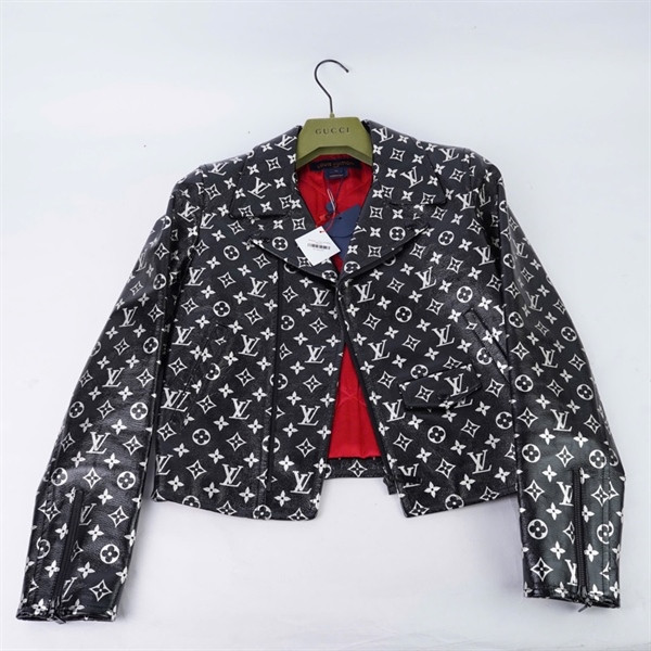 Áo khoác LV đen hoa trắng (PN) KG+