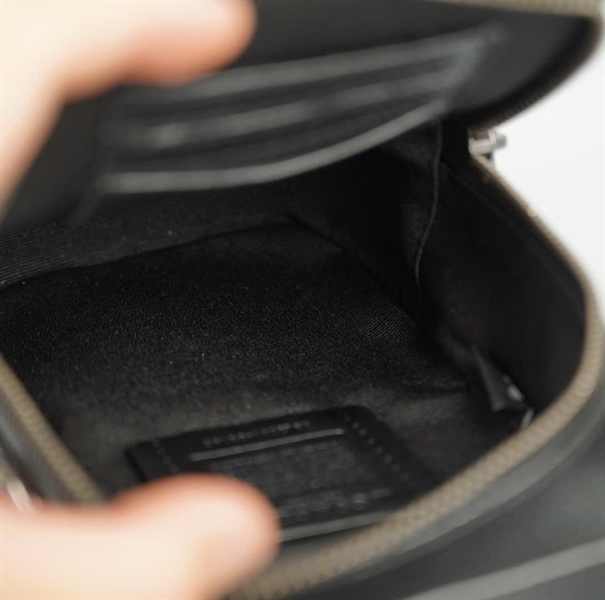 Túi Coach đeo chéo dáng đứng màu đen sz11 KG+