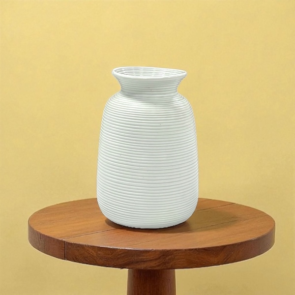 Bình hoa gốm sứ trắng vai vuông ganh ngang trung