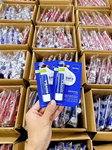Son Dưỡng Nivea 24H Thỏi Không Màu Trắng (vỏ xanh dương đế trắng) 4.8G - Ảnh 1