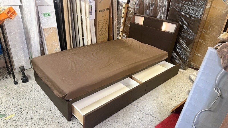 Giường đơn 2 ngăn kéo nâu đầu có đèn ổ cắm nitori