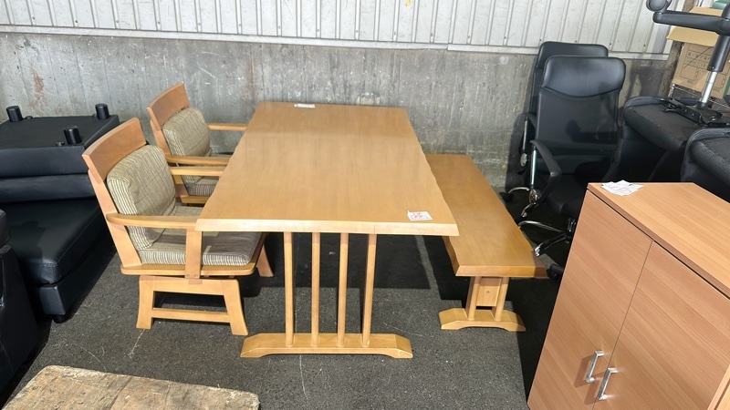 Set bàn ăn 3 ghế 1 ghế dài 2 ghế xoay lót nỉ vàng