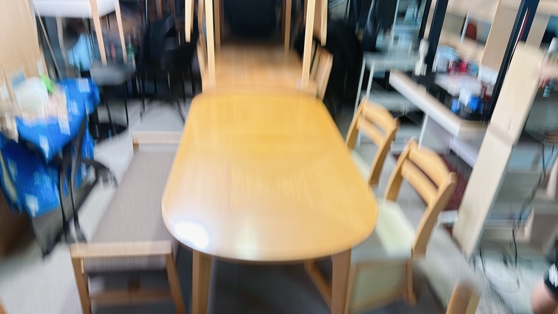 Set bàn ăn 3 ghế vàng 1 ghế nỉ dài 2 ghế xoay lót da trắng