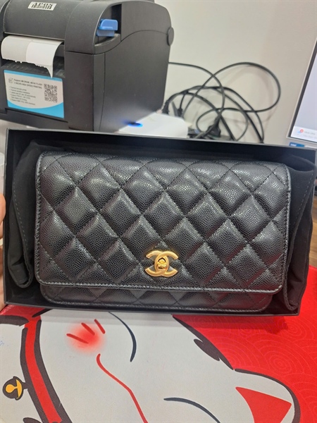Túi Chanel Woc đen quai đính charm (NJ6L0L60) sz19 KG+