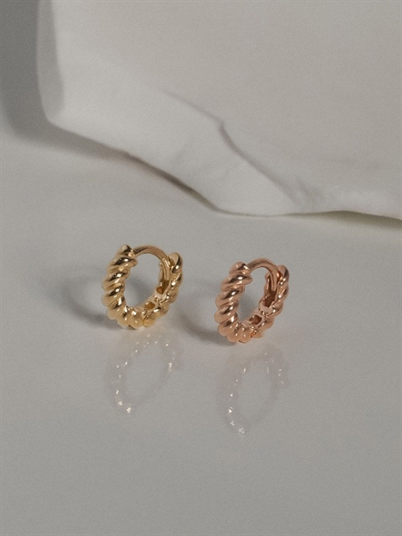 14K Twisted mini huggie (XS)