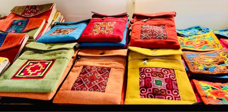 Túi điện thoại vải đay can ô thêu tay xịn - Phone bag - Usd 2.5