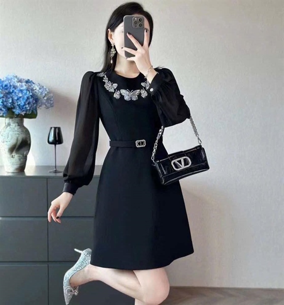 Đầm lụa thêu hoạ tiết kèm belt