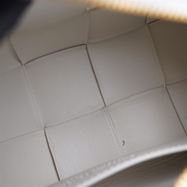 Túi Bottega kẹp nách trắng sz22 (LN) KG+