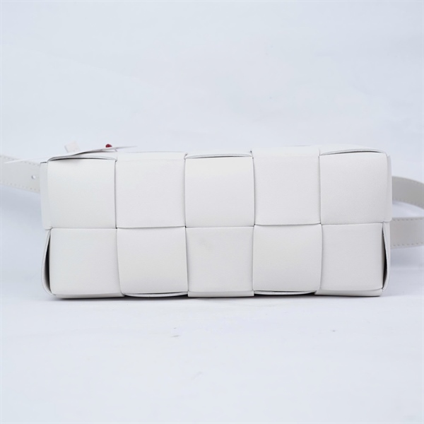 Túi Bottega kẹp nách trắng sz22 (LN) KG+