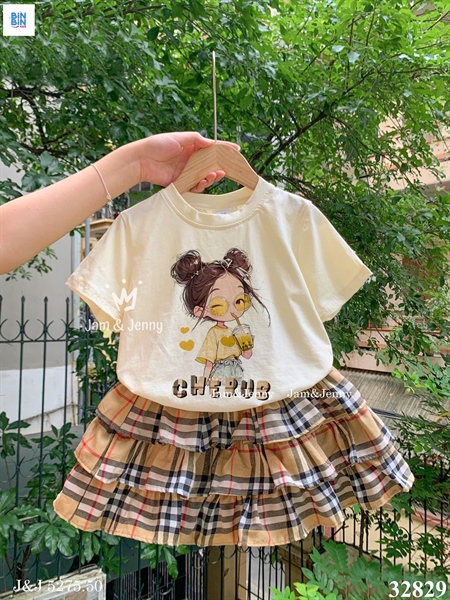 32829-Set cô gái uống trs + CV tầng caro