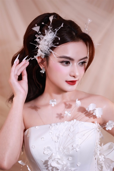 Cài tóc cô dâu lông vũ trắng đính hoa hạt cườm pha lê