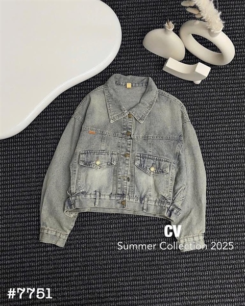 Khoác bò 2 túi nắp lưng tag da 7751