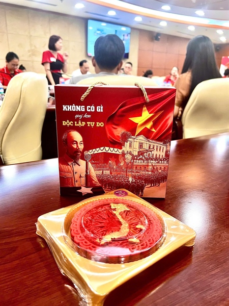 Bánh trung thu yêu nước 300g kèm hộp giấy