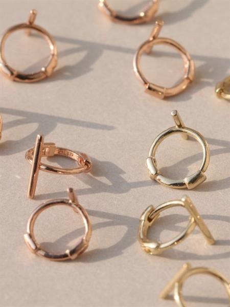 14K Stick mini huggie (S)