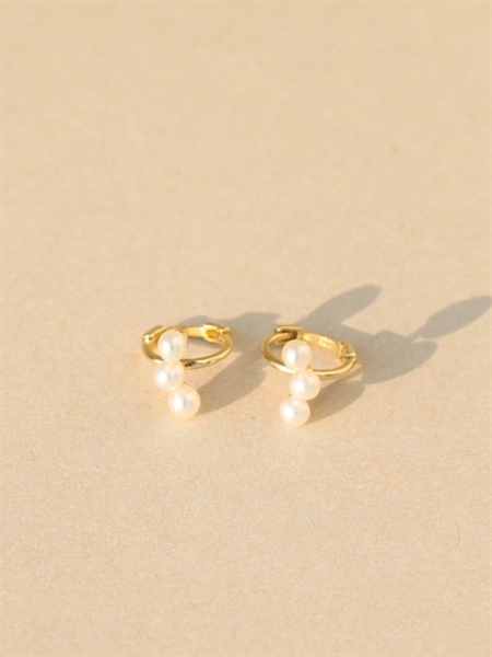 14K Claire Pearl mini huggie (S)