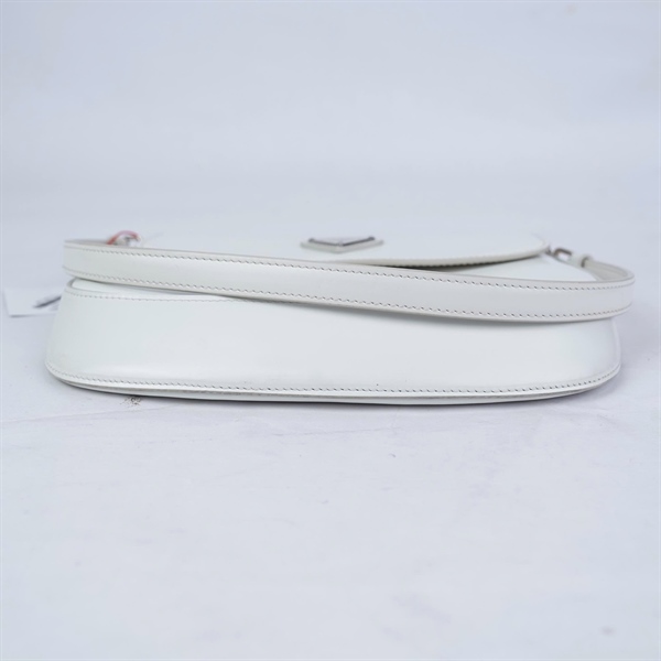 Túi Prada kẹp nách trắng sz21-18 (TT) KG+