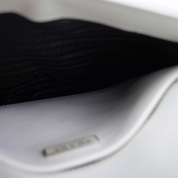 Túi Prada kẹp nách trắng sz21-18 (TT) KG+