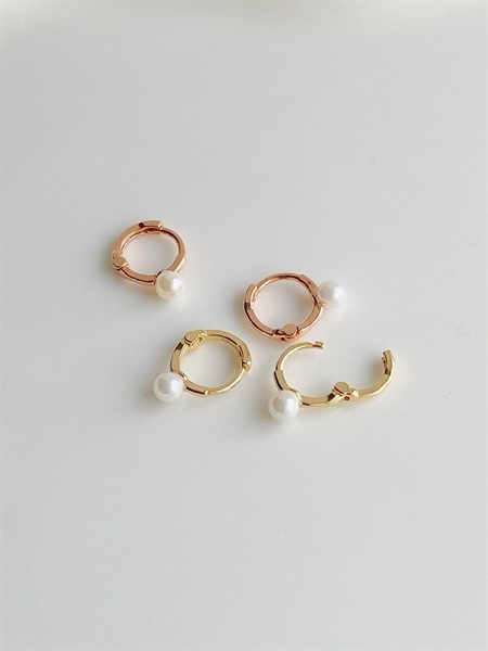 14K Sweet Pearl mini huggie (S)