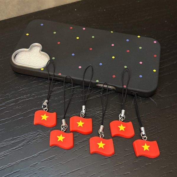 Dây Đeo Ốp/ Móc Khóa hình lá cờ VN (Set 5 dây)