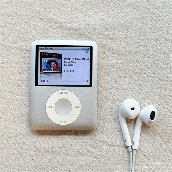 iPod nano Apple iPod Nano 7th Generation (16GB – Space Gray)
