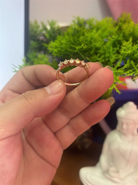 Nhẫn vàng đính kim cương 6 viên + (vang)