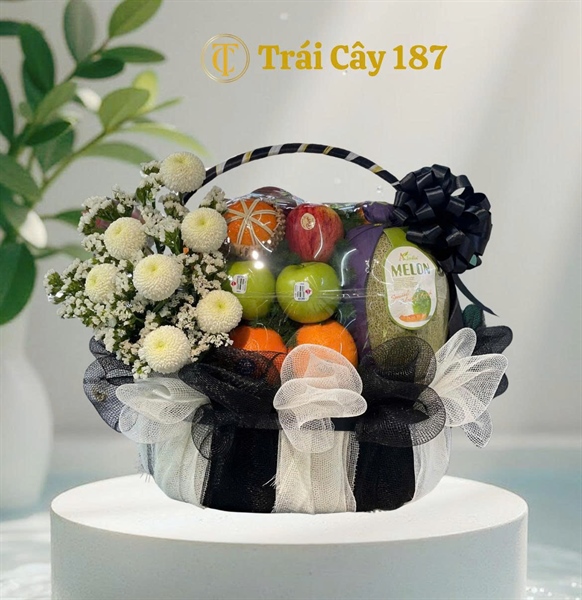 GIỎ TRÁI CÂY MIX HOA TOẢN TRẮNG ĐEN KÍNH VIẾNG