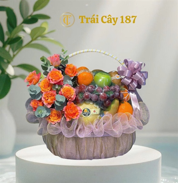 GIỎ TRÁI CÂY MIX HOA HỒNG TONE CAM