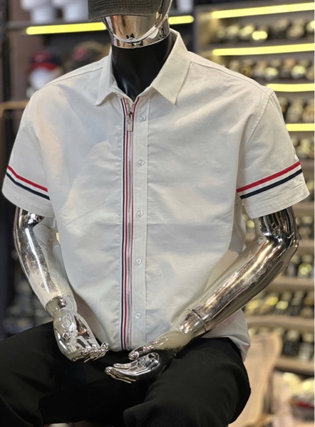 SM tay ngắn THREE QC223-2 khóa kéo viền 2 bên tay- TRẮNG