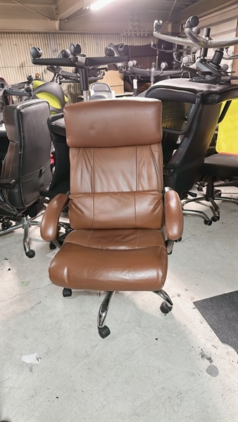 Ghế xoay da nâu có kê chân ngả 180 độ cao cấp