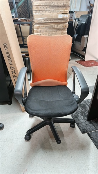 Ghế xoay nỉ có vịn cam đen