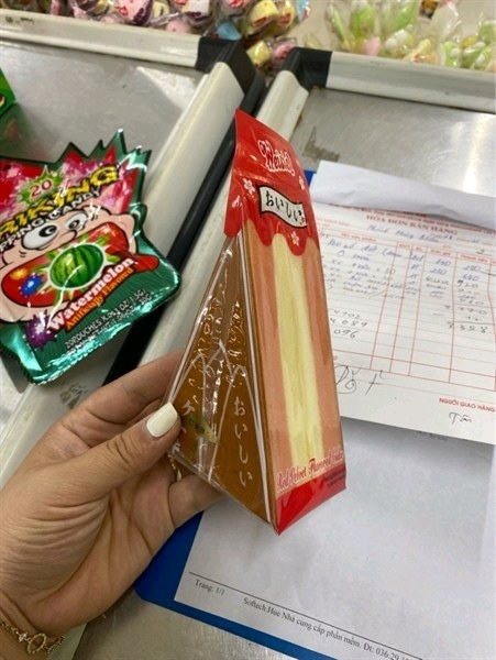 Bánh bông lan tam giác vị red velvet Weisiel