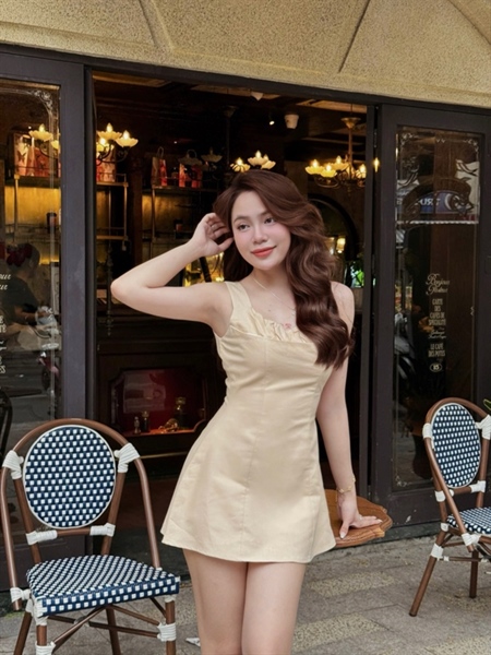 Đầm linen hai dây cổ vuông