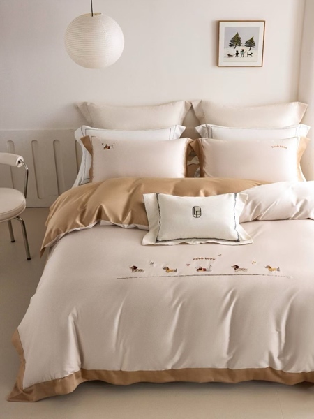 Bộ ga kem trơn viền nâu vàng thêu Good Luck, thêu bé cún - LF03.07