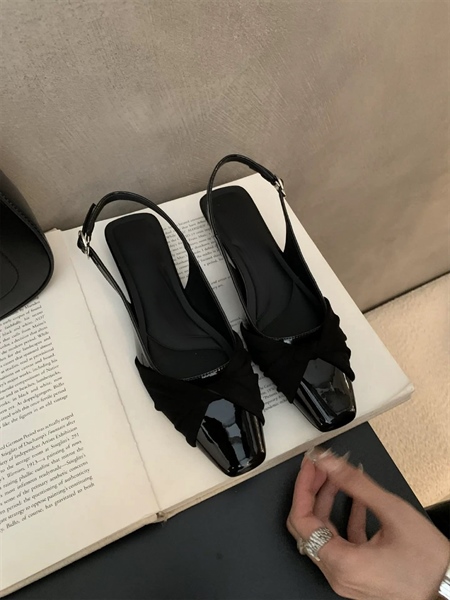 Giày Bít Mũi Hậu Gài Nơ Xoắn