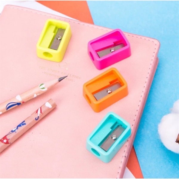 Gọt Bút Chì Deli Neon No.0594 – 1 Lỗ, Lưỡi Thép Sắc Bén L48