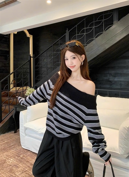 [T] Áo len kẻ sọc trễ vai form rộng