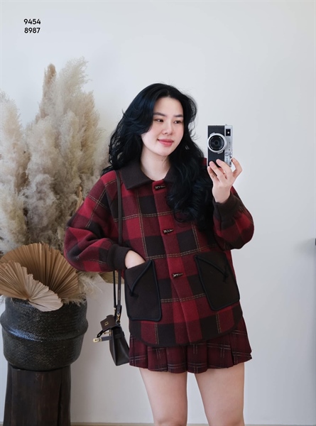 Khoác len kẻ đỏ nâu cúc sừng túi trước