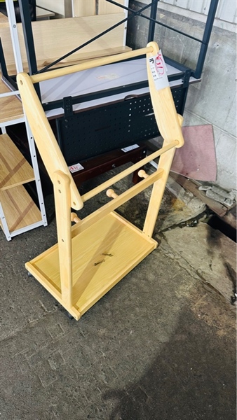 Giá treo đồ chéo có khay dưới vàng